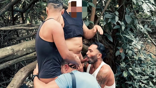 Sexo Ao Vivo E De Gra&ccedil;as Pros Os Tios No Mato. O Maloka Dotado Comeu Meu Cu No Mato 4 Tios Assistindo E Se Masturbando. thumbnail