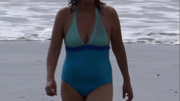 I expose myself on the beach_and before fucking a stranger I_urinate_in frontof him