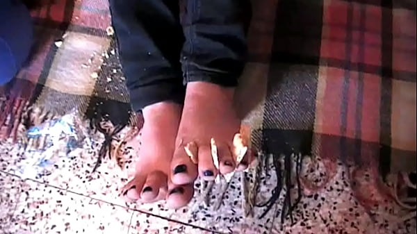 Play MP4 - Eating while Sniffing Stinky Feet &lpar;Fetish Obsession & Simply Disgusting&rpar;