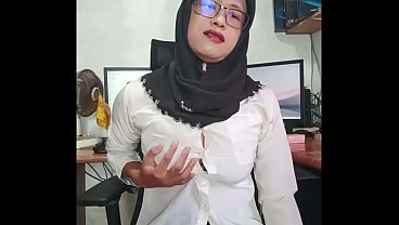 Nonton Asian Ladyboy With Hijab Masturbates thumbnail