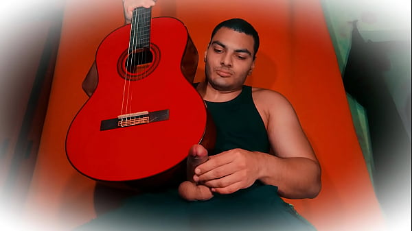 Caballero Sexy Numero Uno - Tocando, Frotando una Guitarra C-80 con el Pene - Masturbacion de pene de 18 Centimetros hasta Acabar 