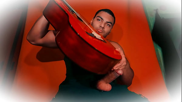 Caballero Sexy_Numero Uno Tocando Frotando una_Guitarra_C 80 con el Pene Masturbacion de pene de 18 Centimetros_hasta Acabar