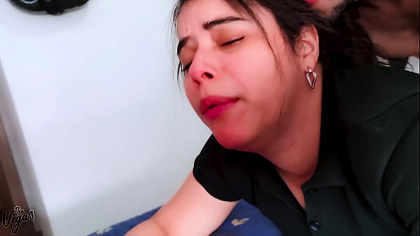 Mi primo me subio la falda y me metio la verga asi sin preguntar