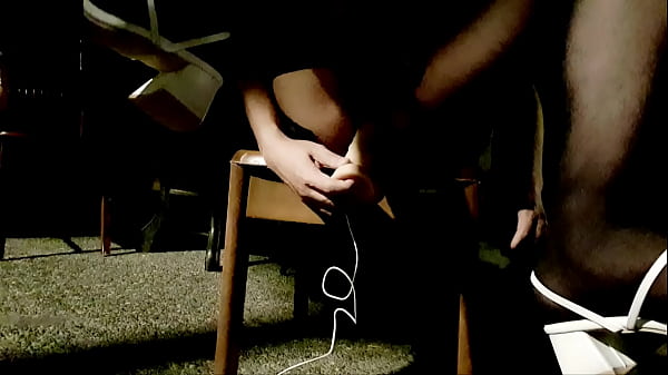 伪娘野外打飞机肛交并漏尿 