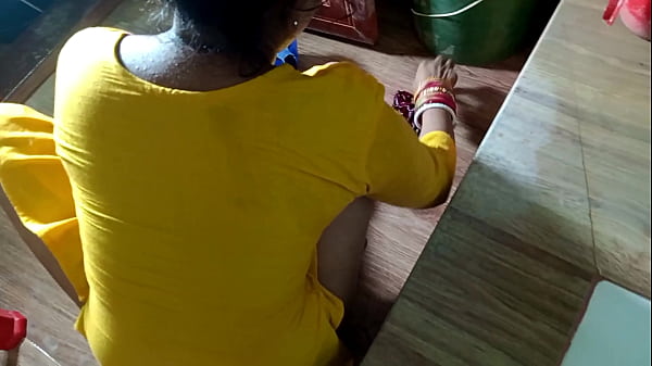 कामवाली नौकरानी को बाथरूम में घोड़ी बनाकर चोदा 