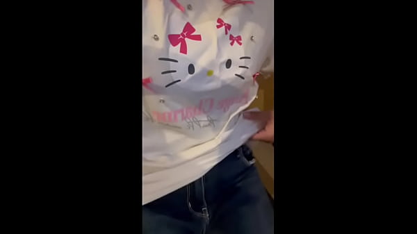 カラオケのマイクを握るとおちんちんを触ってるような感じしてオナニーしたくなる地味な女性大生のオナニー。 