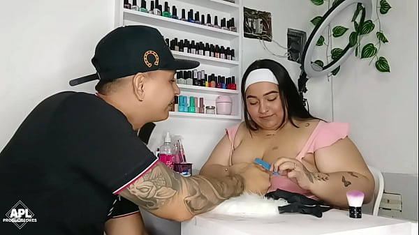 Mientras Mi Manicurista Me Arregla Mis U&ntilde;as, Yo Le Voy Tocando Sus Enormes Tetas Y Por Debajo De La Mesa Su Rica Y Humeda Pussy - Historia Completa thumbnail