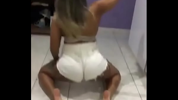 Jogando a bunda no ch&atildeo