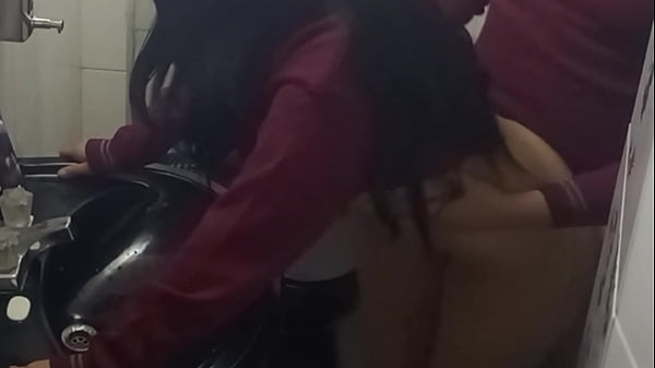 Play MP4 - C&Aacute;MARA Graba a ALUMNOS en EL BA&Ntilde;O del Instituto&excl; Encontramos un Ba&ntilde;o SOLO&excl; COGIENDO con ALUMNA en el Ba&ntilde;o&excl; Video Casero&excl;