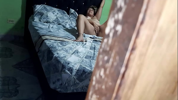 Play MP4 - Mi hermanastra no se da cuenta que la grabo mientras se masturba