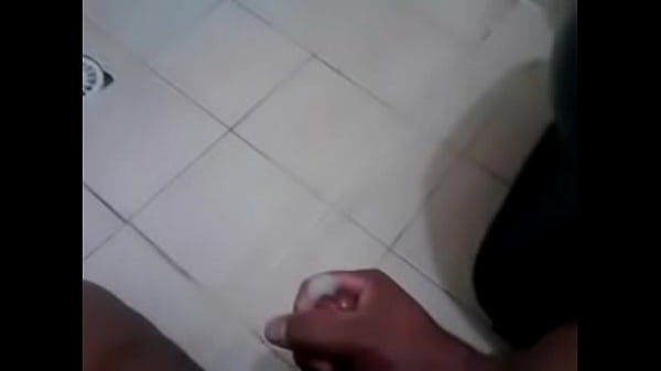 Brasileiro na punheta e falando sacanagem 