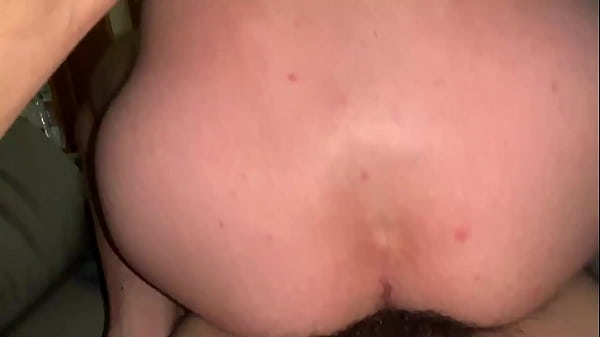 Play MP4 - Deitado no sof&aacute; e o marid&atilde;o sentado de costa na piroca