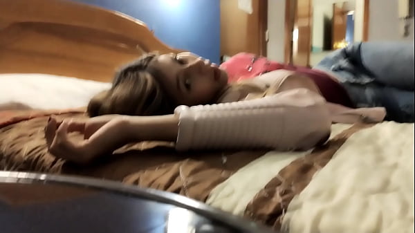 Play MP4 - &iexcl;Dejaron plantada a Candyboom en un Bar y con ganas de follar&excl; Me acerco a la mesa del desconocido de al lado para que me invite la comida y los tragos para que luego me quite las ganas de comerme una VERGOTA&period; &iexcl;Dame consuelo papi s&iacute;&excl;