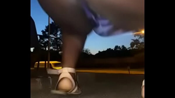 Play MP4 - MILF twerks on public street no panties