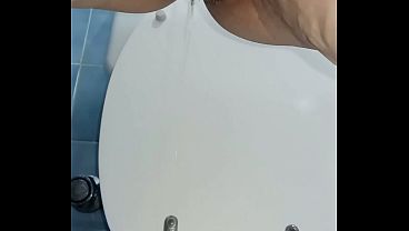 Moglie pelosa urina come una cagna 