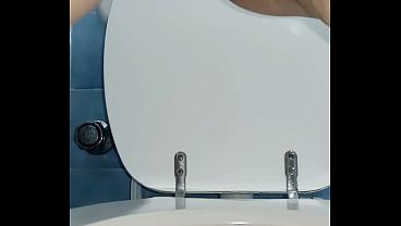 Moglie pelosa urina come una cagna