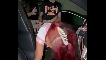 Na Garagem do pr&eacute;dio: ele socou forte, eu rebolando e gemendo &ldquo;mais fundo&rdquo;. (Completo no Red) 