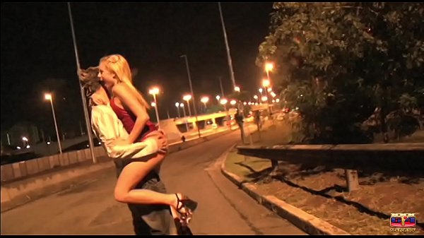 Casal transando na rua a garota da calcinha cristal