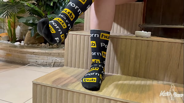 Nonton Humilhando Esse Pau Pequeno E Imprest&aacute;vel Queimando A Lingua Dele thumbnail