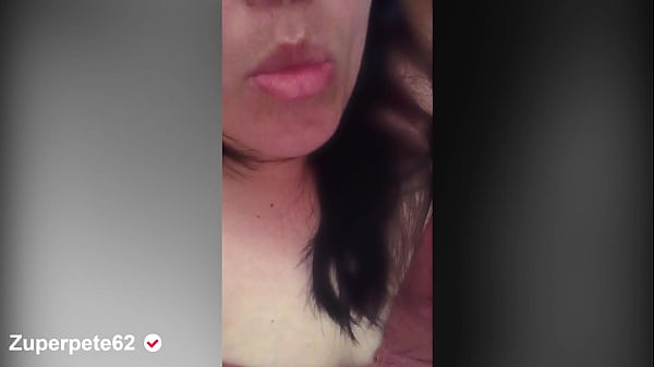 sexy_acostada en la cama esperando una gran descarga_de semen en mi cara