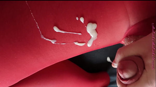 Nylonjunge wichst inder Roten Strumpfhose