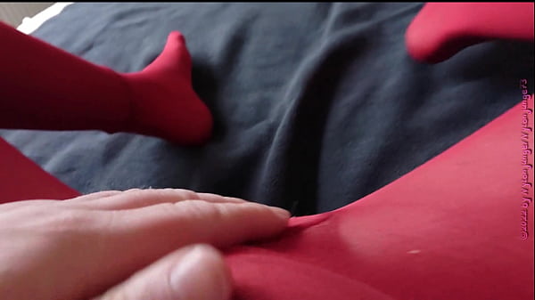 Play MP4 - Nylonjunge wichst in der Roten Strumpfhose