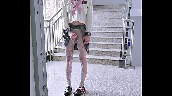 伪娘楼梯间自慰