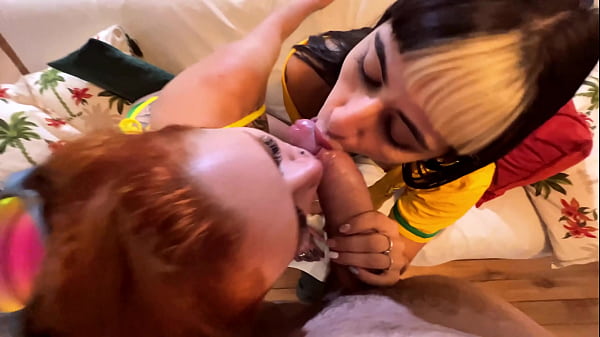 Cheguei no Hostel e vi duas gostosas fazendo massagem e n&atilde;o resisti COMPLETO NO SHEER/RED 
