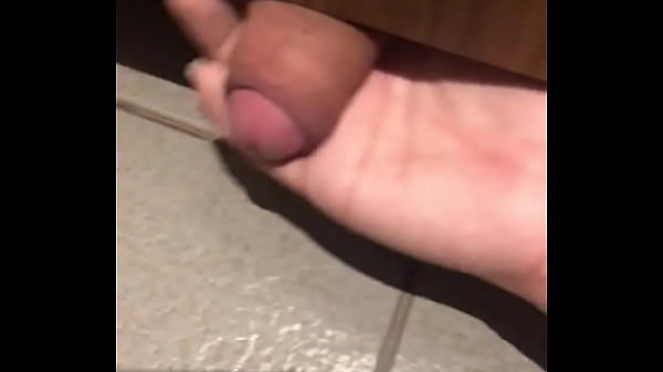 Ph&ograve_ng toilet kế b&ecirc_n đưa cu qua k&ecirc_u sục d&ugrave_m