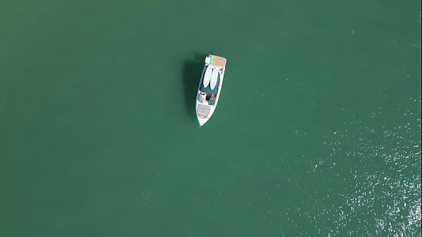 Drone Flagra Casal Fazendo Sexo Em Lancha thumbnail