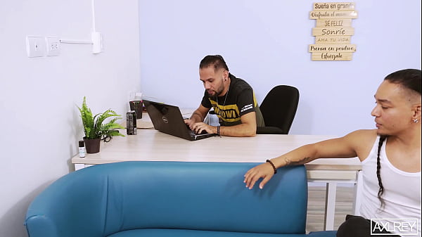 El cornudo de filip me deja en la sala con su esposa hot y me la follo ahi mismo 