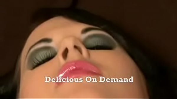 Play MP4 - Delicious Brunette