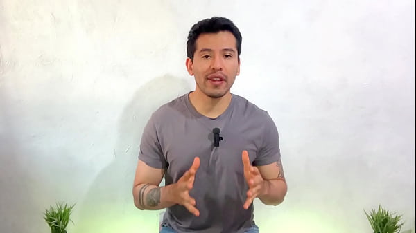 Mi amigo militar me hace mamarle su vergota morena en el campo militar 