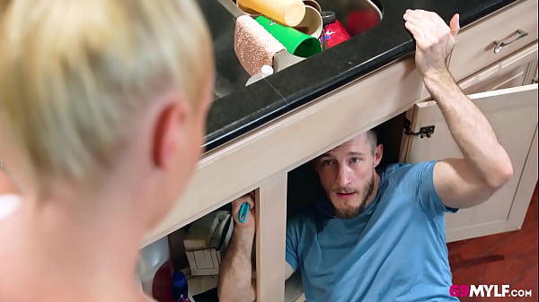 Play MP4 - Kate Dee In Plumber Take Care of Her Wet Pipes