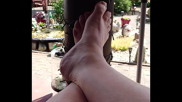 Nonton Barfu&szlig; Auf Der Terrasse thumbnail