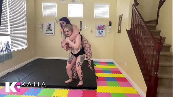 Strong & thick goddess nyx lifts & carries petite & curvy kaiia who tries to lift back