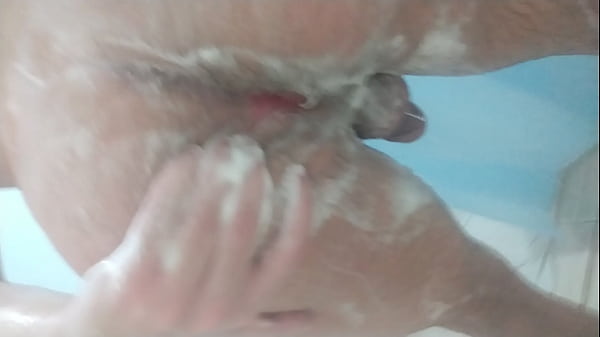 Putinha tomando banho 