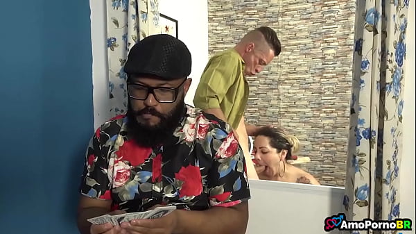 Esposa do amigo &eacute; muito safada adora trair o corno principalmente quando o marido recebe os amigos em casa vagninho e suzie slut