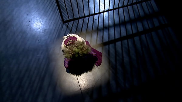 Nonton Katwoman Jennifer Dark Prowls Into A Prison Cage 3way thumbnail