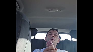 Me encanta pajearme en el coche