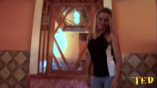 Ela D&aacute; Um Show De Sexo Na Cama thumbnail