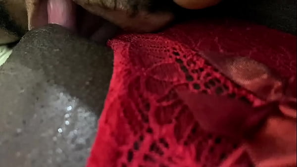 Vizinha rabuda n&atilde;o deixou eu assistir o jogo em paz de calcinha vermelha me pertubando pra fuder parte 1 