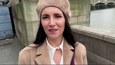 Nonton Lost Tourist Shows Her Nudes Asking For Big Ben - Then Takes It Deep! thumbnail