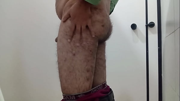 Doing masterbation after seeing friends clevage 