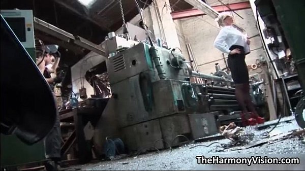 Play MP4 - Sexy blonde babe goes crazy sucking