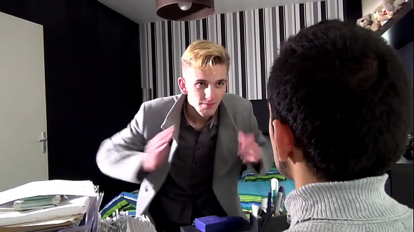 Teaser | Latino chaud bouillant baise le cul humide d'un minet blond 