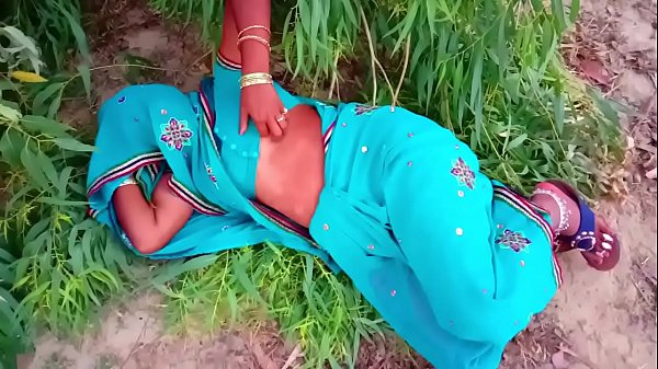 Play MP4 - नई-नवेली सुन्दर भाभी को झाड़ी में बुलया ओर काम लगा दिया