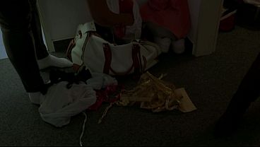 Nonton Dietro Le Quinte. Bionda Dalle Tette Giganti Invita Due Amici A Casa. Video Completo Sulla Mia Pagina Red. thumbnail