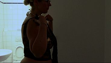 Dietro le quinte bionda dalle tette giganti invita due amici a casa video completo sulla mia pagina red