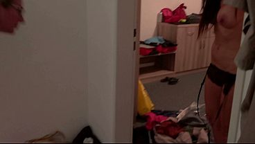 Dietro le quinte bionda dalle tette giganti invita due amici a casa video completo sulla mia pagina red